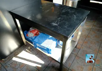 Stainless steel table with contents – kavel bij En.clicpublic