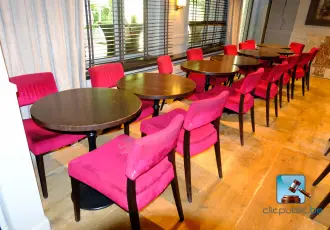 Set tafels en stoelen – kavel bij Nl.clicpublic