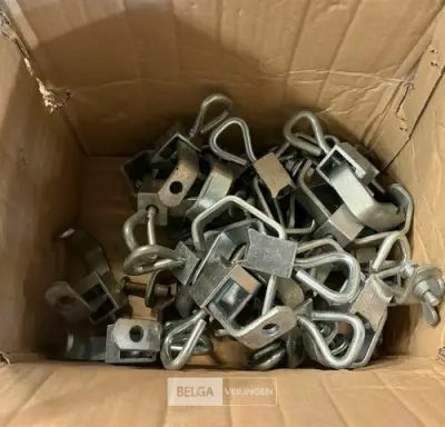 ± 75 Haken voor spots – kavel bij Belga Veilingen