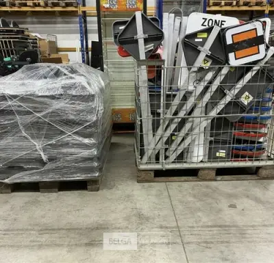 ± 50x Verkeersborden + voeten – kavel bij Belga Veilingen