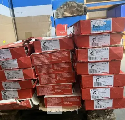 Dubbele wisselschakelaar Legrand Valena Next in het wit (10 st/doos-7 dozen) – kavel bij Belga Veilingen, Peer