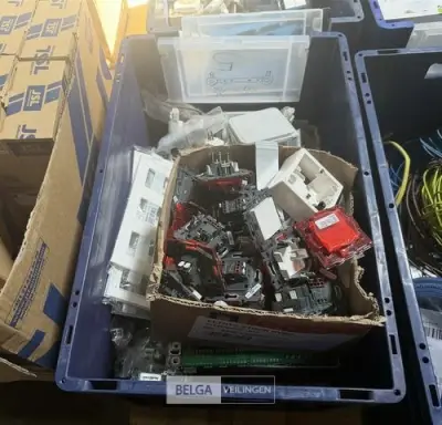 1x Bak met div elektro – kavel bij Belga Veilingen, Peer