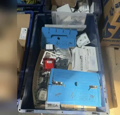 1x Bak diverse elektro – kavel bij Belga Veilingen, Peer