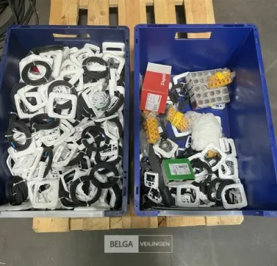 1x Bak divers elektro – kavel bij Belga Veilingen, Peer