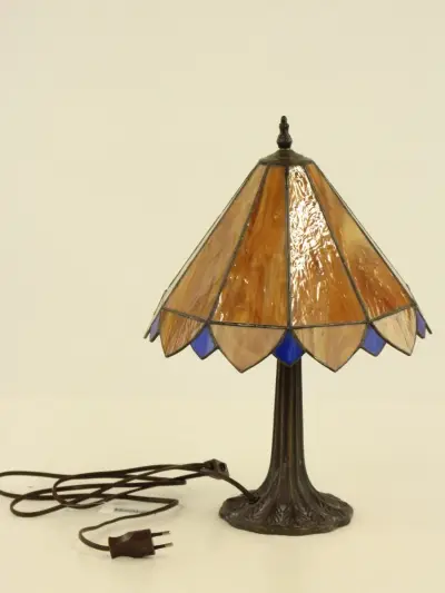 Tiffany - stijl tafellamp glazen kap - beige/blauw – kavel bij De Kringwinkel, Antwerpen