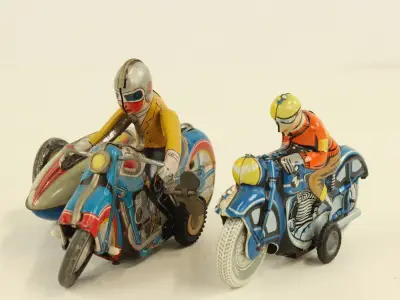 Set van twee vintage blikken motoren – kavel bij De Kringwinkel, Antwerpen