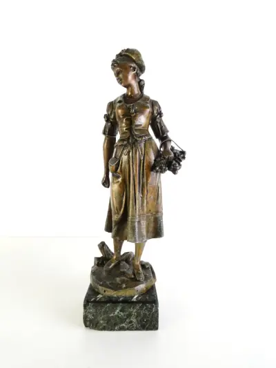 Vintage metalen beeld van jonge vrouw – kavel bij De Kringwinkel, Heverlee