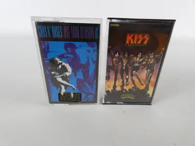 2 Rockcassettes - Guns N' Roses & KISS – kavel bij De Kringwinkel, Heverlee