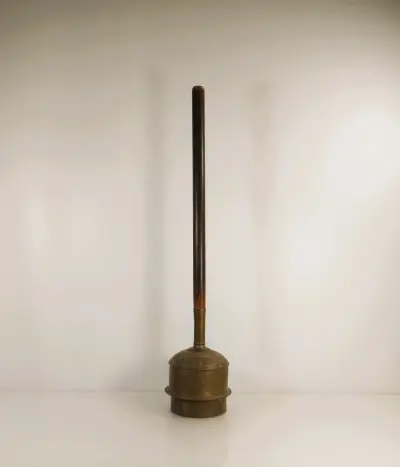 Antieke messing wasstamper met houten steel, Thérèse Luco – kavel bij De Kringwinkel, Turnhout