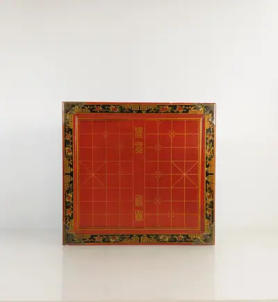 Decoratief Chinees schaakspel met houten schaakstukken en opbergkist – kavel bij De Kringwinkel, Turnhout