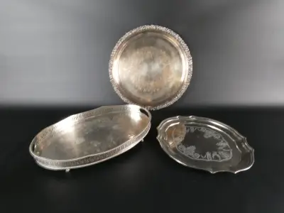 3 verzilverde dienbladen, Engeland (4285 gr.) – kavel bij De Kringwinkel, Heverlee