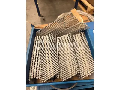 Set van 34 dozen spijkers voor een spijkermachine van 28° – kavel bij Auctelia, La Louvière