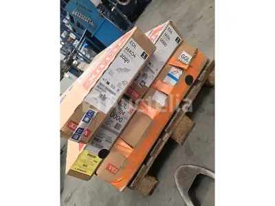 Velux MK04 kit: GGL-raam en 2 EDL-armaturen – 780 × 980 mm – kavel bij Auctelia, La Louvière