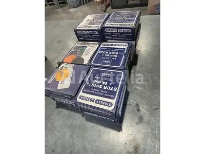 Set van 15 dozen Bostitch-nietjes en gegalvaniseerde spijkers – kavel bij Auctelia, La Louvière