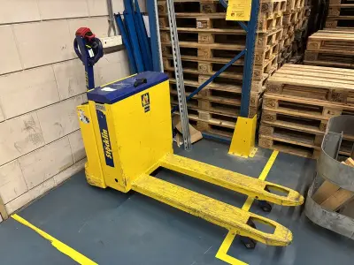 Pallettruck en palletwagen, Stocklin & BT, EDP 2000 – kavel bij Domeinen Roerende Zaken, Apeldoorn