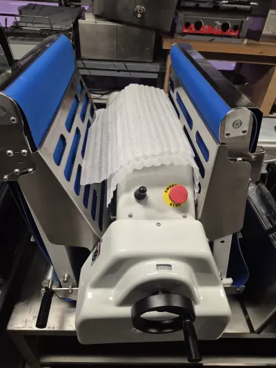 Nieuwe uitrolmachine 520 tafelmodel 230v – kavel bij Veilingwinnaar