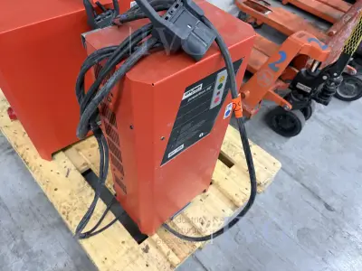 Batterieladegerät GRUMA powertron HE RAL2002 – kavel bij IVG, Gaimersheim