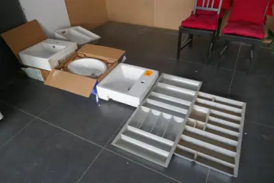 Lavabo's en bestekbakken – kavel bij Openbare Verkopen, Zwevegem