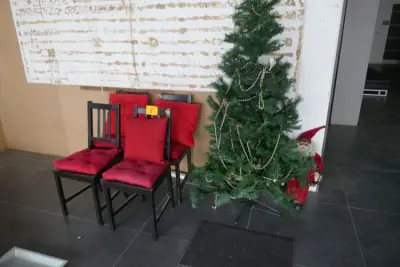 Keukenstoelen + kerstboom – kavel bij Openbare Verkopen, Zwevegem