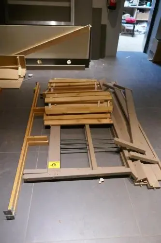 Gedemonteerd houten kinderbed + reeks lattenbodems – kavel bij Openbare Verkopen, Zwevegem