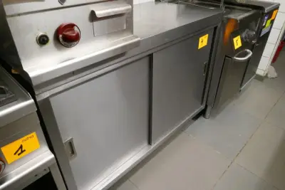 RVS werktafel met bodemschap en 2 schuifdeuren – kavel bij Openbare Verkopen, Koksijde