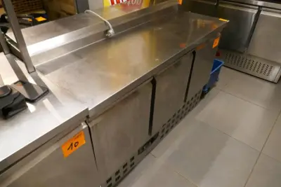 RVS gekoelde werktafel met 3 deuren en ingebouwde saladebar COMBISTEEL – kavel bij Openbare Verkopen, Koksijde