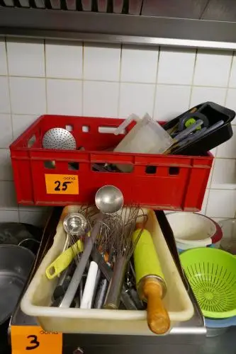 2 bakken met keukenmateriaal – kavel bij Openbare Verkopen, Koksijde