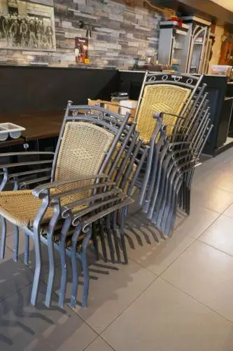 13 stapelbare terrasstoelen en degelijken ( staande buiten ) – kavel bij Openbare Verkopen, Koksijde