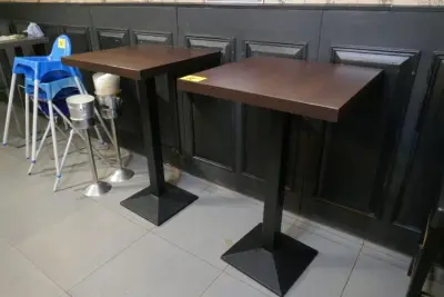 3 hoge tafels op centrale voet – kavel bij Openbare Verkopen, Koksijde
