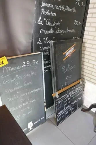 Reeks krijtborden en stoepborden – kavel bij Openbare Verkopen, Koksijde