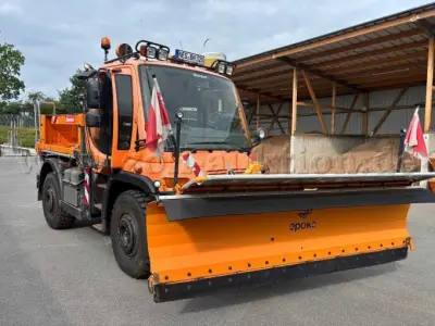 1 Unimog U400 405/12 mit Gmeiner Streuer und Epoke Federklappenschneepflug – kavel bij Zoll-Auktion, Hohenroth