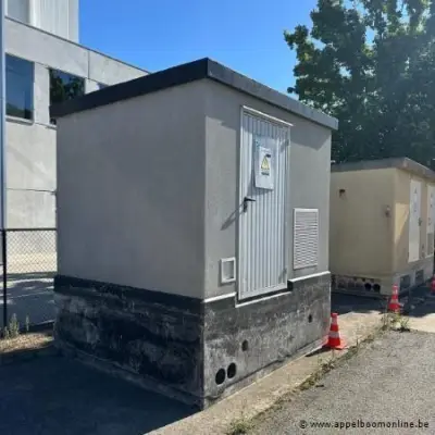 Compacte hoogspanningscabine met KYTE POWERTECH transformator (bouwjaar 2021, serienummer 1112105200) en Schneider Electric schakelinstallatie. Voo… – kavel bij Appelboom