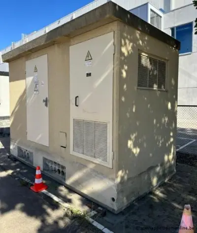 Betonnen hoogspanningscabine. Waarschuwingsborden voor 10000 V aanwezig. Op slot – kavel bij Appelboom