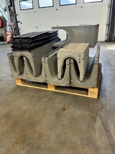 7x Afvoergoot/lijngoot/zandvanggoot materiaal glasvezelversterkt beton incl. gietijzer rooster., HAURATON FASERFIX, KS200.010 – kavel bij Onlineveilingmeester, Wijk en Aalburg