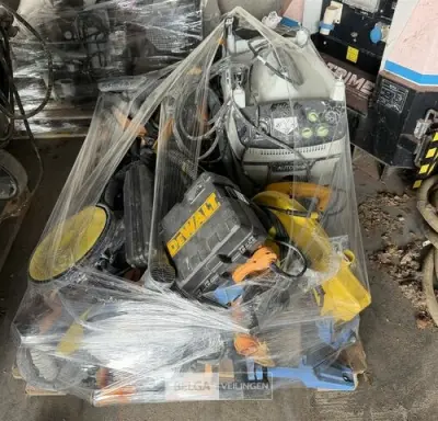 Pallet met div machines – kavel bij Belga Veilingen, Peer