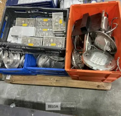 Bak met div inbouwspots – kavel bij Belga Veilingen, Peer