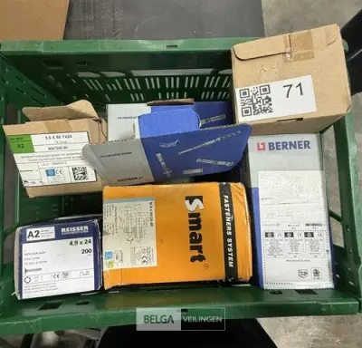 Bakje met deilbouten en schroeven – kavel bij Belga Veilingen, Peer