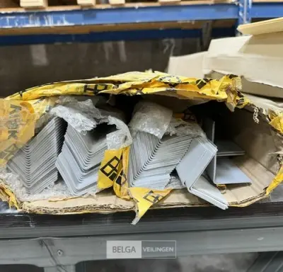 1x Doos PVC hoekprofielen grijs (± 75 st) – kavel bij Belga Veilingen, Peer
