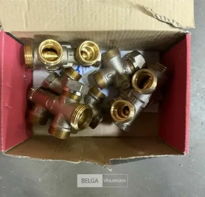 Doos onderverdeelstukken radiator – kavel bij Belga Veilingen, Peer