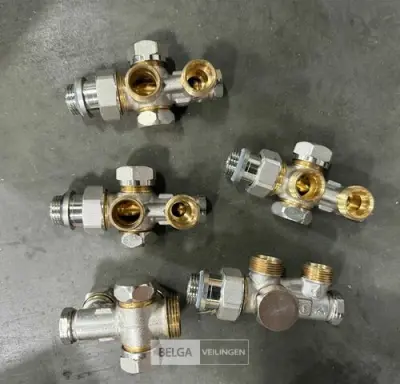 Haaks 2-pijps onderblok radiator (5 st/doos) – kavel bij Belga Veilingen, Peer