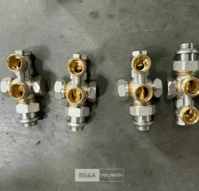 Haaks 2-pijps onderblok radiator (4 st/doos) – kavel bij Belga Veilingen, Peer