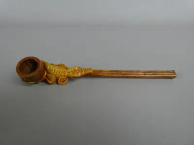 Houten pijp met krokodil en bladmotief – kavel bij De Kringwinkel, Diest