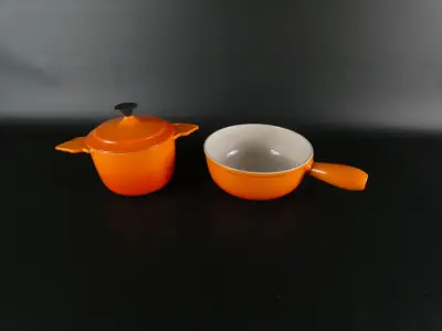 Vintage set van twee oranje geëmailleerde gietijzeren kookpotten, France – kavel bij De Kringwinkel, Heverlee
