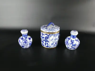 Decoratieve 3-delige blauw-witte porseleinen set – kavel bij De Kringwinkel, Heverlee
