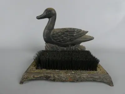 Vintage metalen schoenveger met eend decoratie – kavel bij De Kringwinkel, Diest