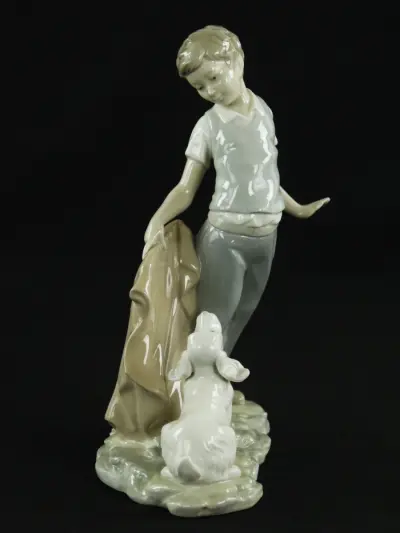 NAO by Lladró – “Niño Jugando con Cachorro” – Vicente Martínez – kavel bij De Kringwinkel, Antwerpen
