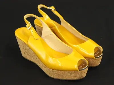Jimmy Choo – okergele lakleren sleehakken met kurk – kavel bij De Kringwinkel, Antwerpen
