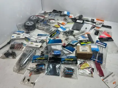 Partij modelbouw artikelen - elektronica, banden, servos, uitlaten – kavel bij Onlineveilingmeester