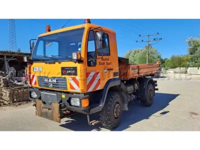 1 LKW Kipper off.Kasten Hersteller MAN Nutzfahrzeuge Typ L27 – kavel bij Zoll-Auktion, Spalt