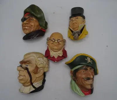 Set van 5 decoratieve wandmaskers met historische figuren – kavel bij De Kringwinkel, Oostende